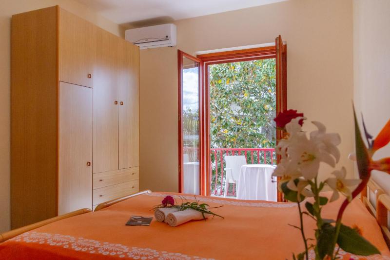 Economy Triple Room image 4