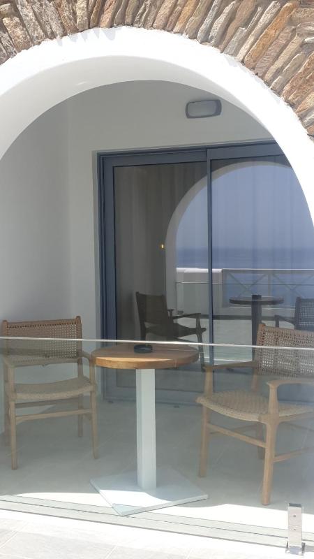 Deluxe Double Room with Sea View image 3