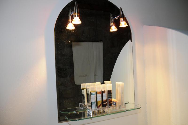 One-Bedroom Apartment image 2