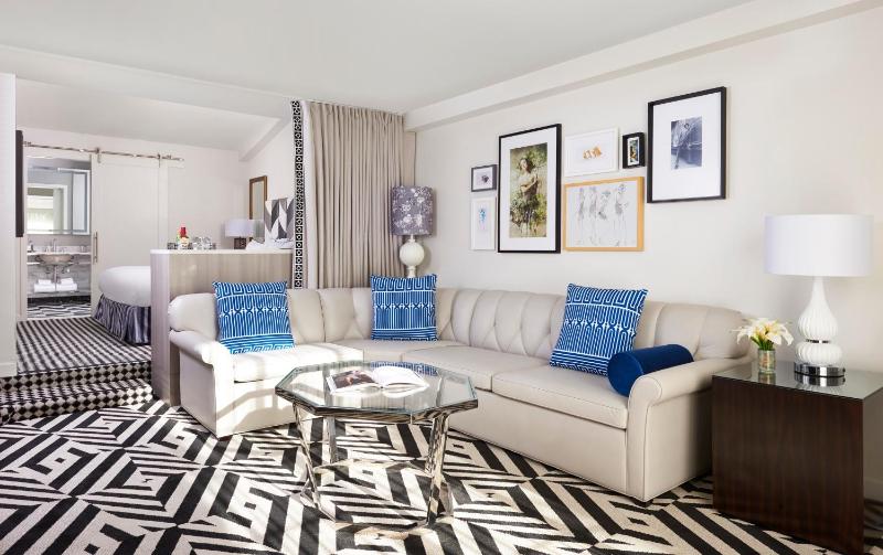 Premier King Suite with Balcony image 3