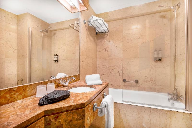 Superior Family Room image 3