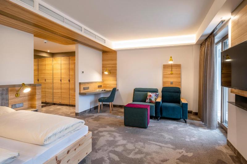 Deluxe Double Room image 2