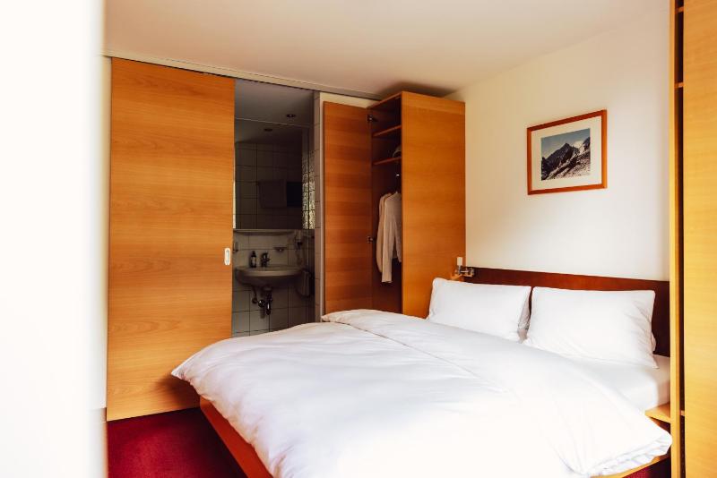 One-Bedroom Apartment image 4