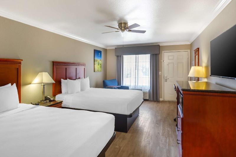 Queen Room with Two Queen Beds - Disability Access - Non Smoking image 3