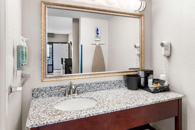 King Room with Bay View and Spa Bath image 1