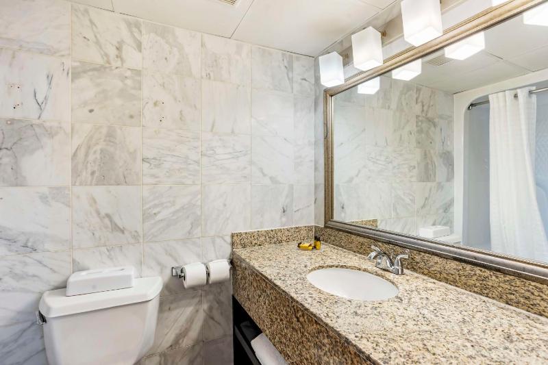 Queen Suite with Two Queen Beds and Spa Bath - Sofa Bed/Non-Smoking image 3