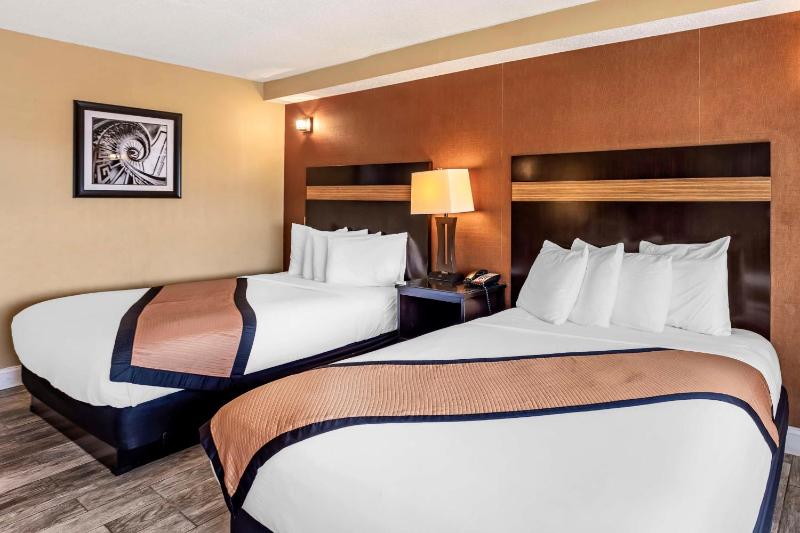 Queen Room with Two Queen Beds image 3