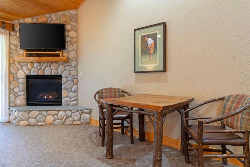 King Suite with Spa Bath - Non-Pet Friendly image 1