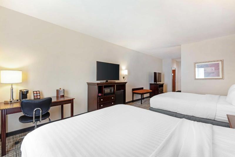 Junior Queen Suite with Two Queen Beds - Non-Smoking image 4