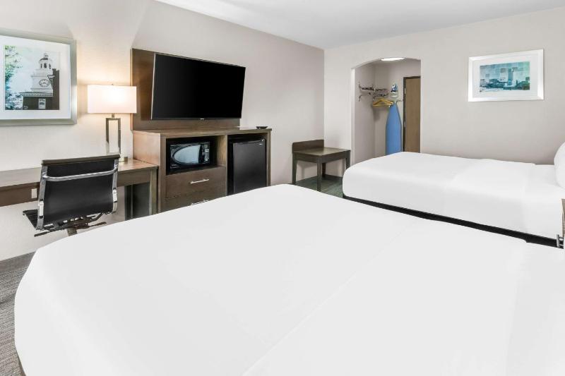 Queen Room with Two Queen Beds - Non-Smoking image 4