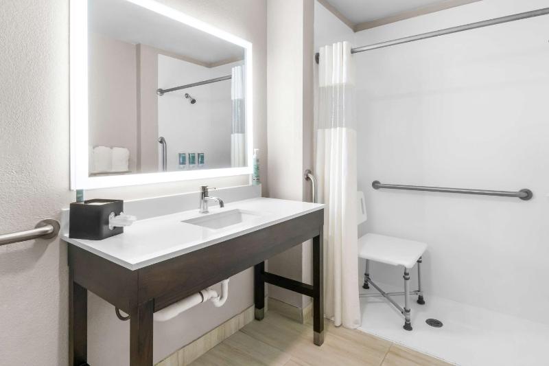 Queen Room with Two Queen Beds and Walk-In Shower - Mobility Access/Non-Smoking image 2