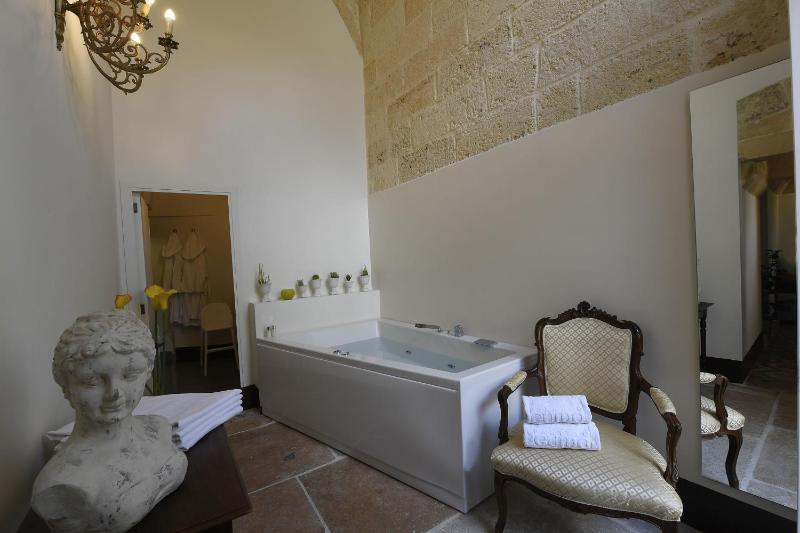 Queen Suite with Spa Bath image 4