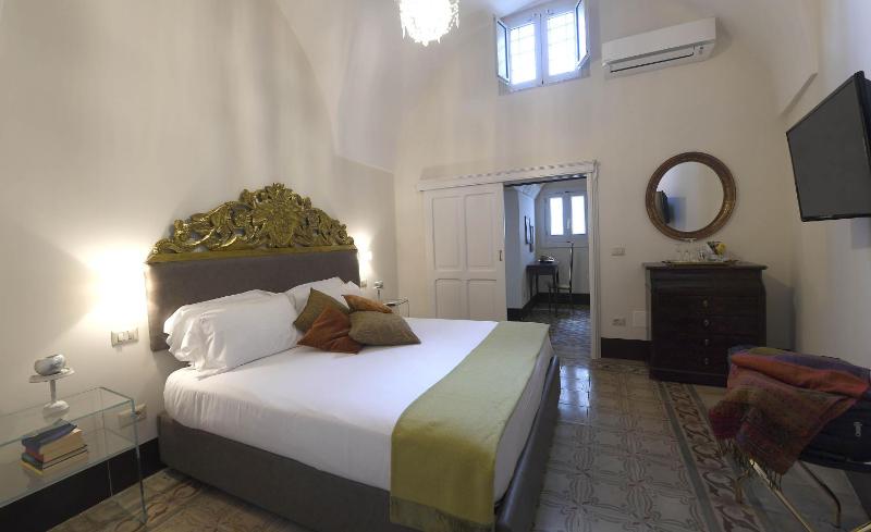 Queen Suite with Spa Bath image 3