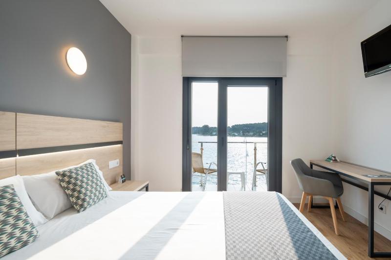Deluxe Double or Twin Room with Sea View image 1