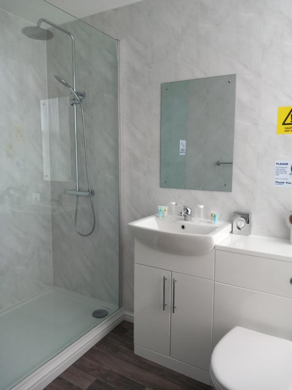 Standard Twin Room image 4