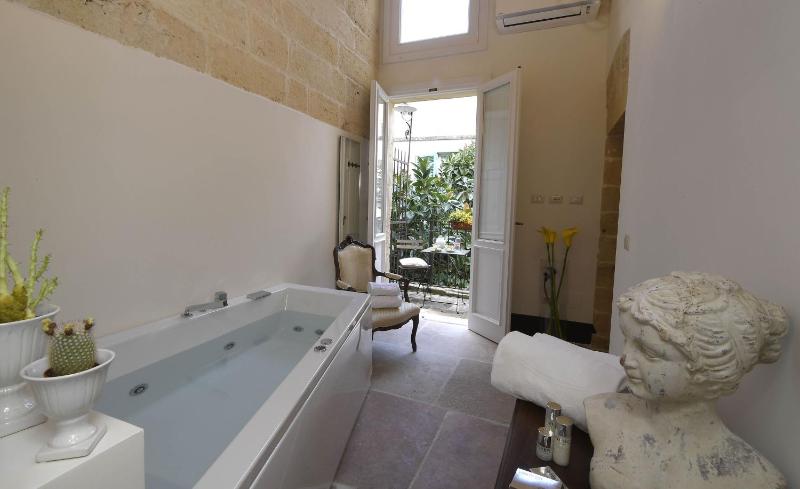 Queen Suite with Spa Bath image 2