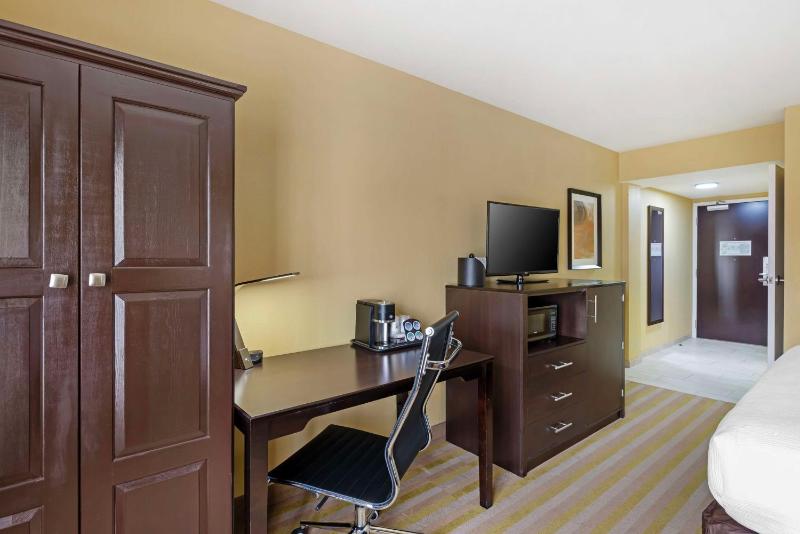 King Room with Bath Tub - Disability Access image 2