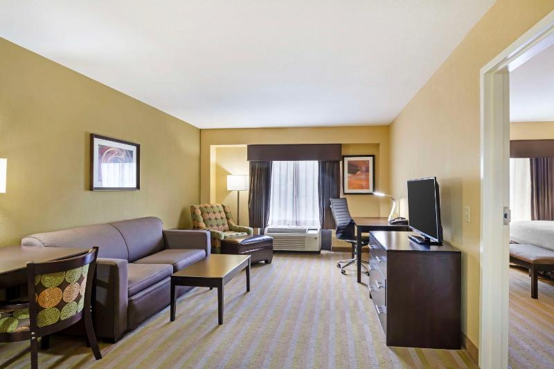 King Suite with Roll-In Shower - Disability Access image 2