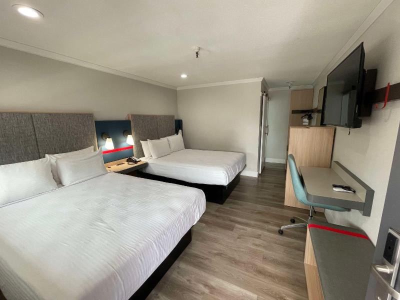 Queen Room with Two Queen Beds - Non-Smoking image 3