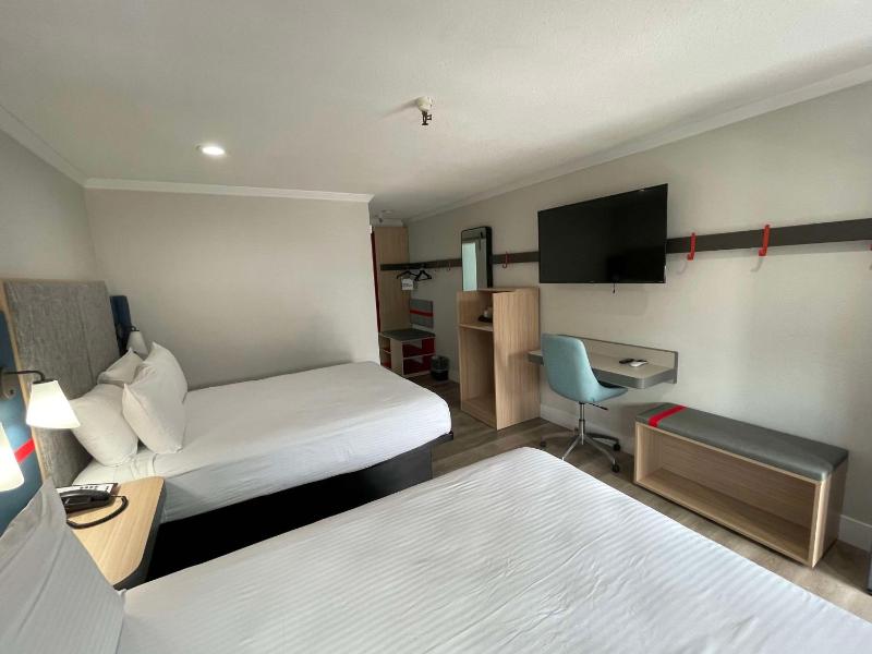 Queen Room with Two Queen Beds - Non-Smoking image 4