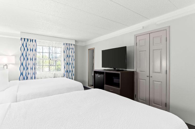 Queen Room with Two Queen Beds and Bathtub - Disability Access image 3