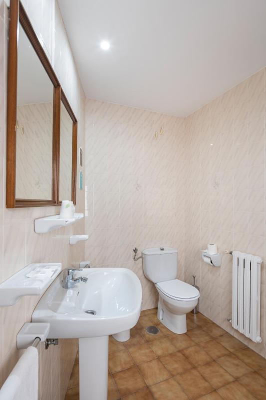 Standard King Room image 3