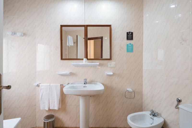 Single Room image 3