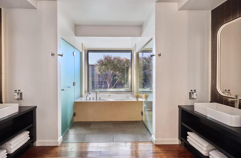 Superior King Suite image 3