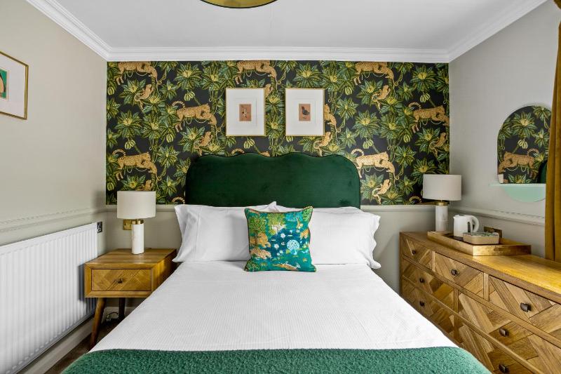 Compact Double Room image 3