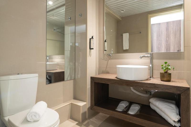 Deluxe Junior Suite image 4