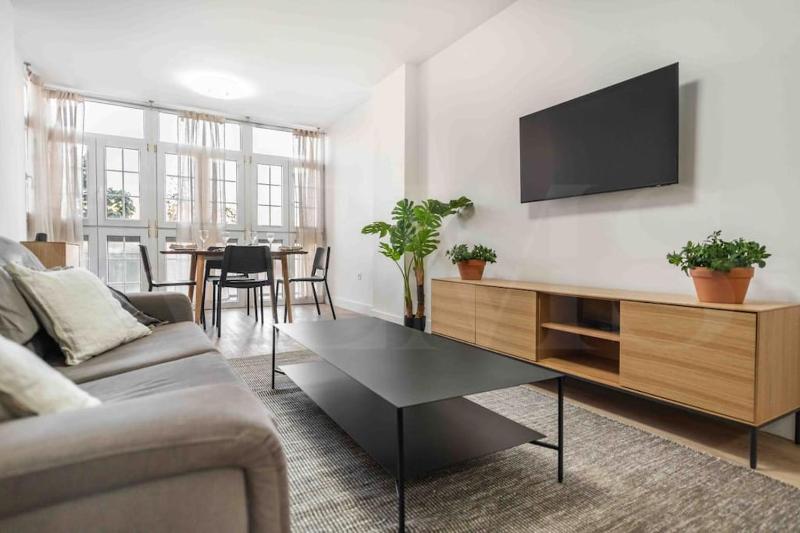 NEW Bright and modern apartment by REMS Images
