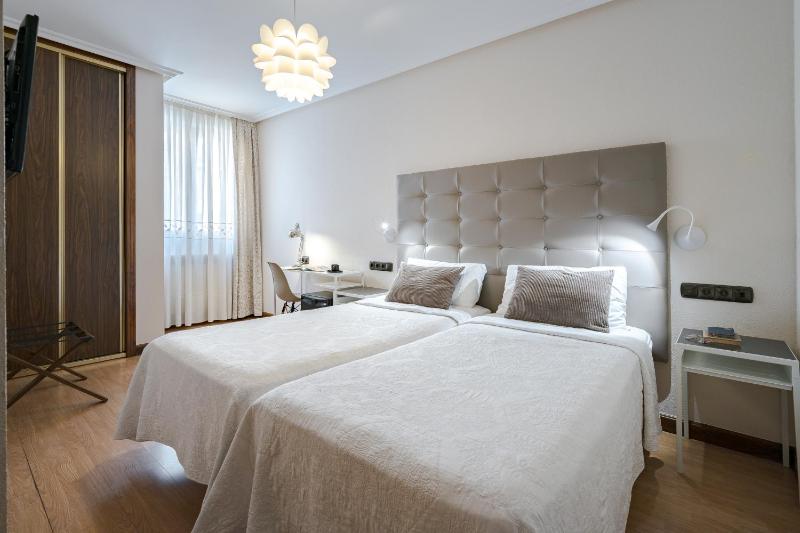 Double or Twin Room image 3