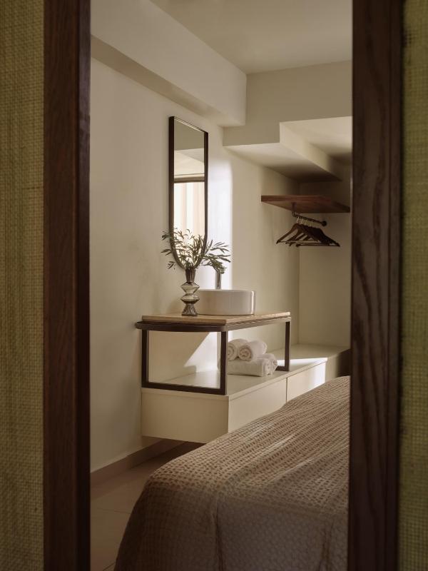 Deluxe One Bedroom Suite with Sharing Pool image 3