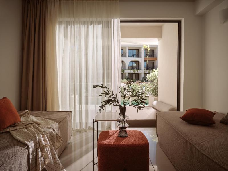 Deluxe One Bedroom Suite with Sharing Pool image 2