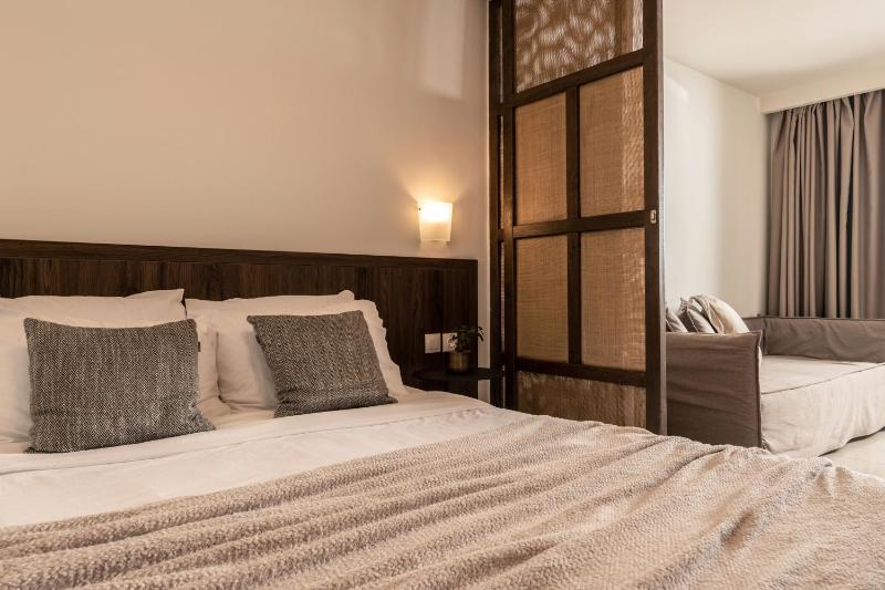 Deluxe One Bedroom Suite with Sharing Pool image 4