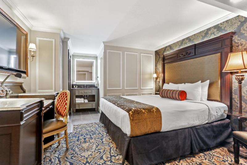 Standard King Room image 2
