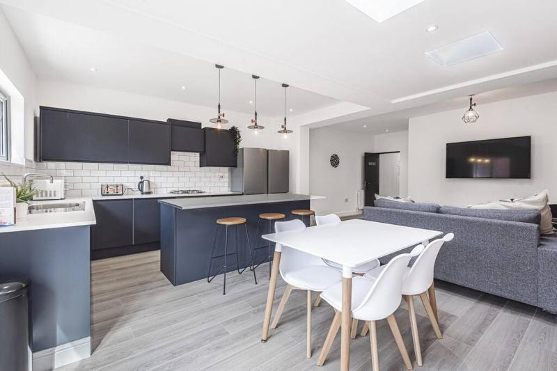 101 Bolingbroke House by Yoko Property - image 14