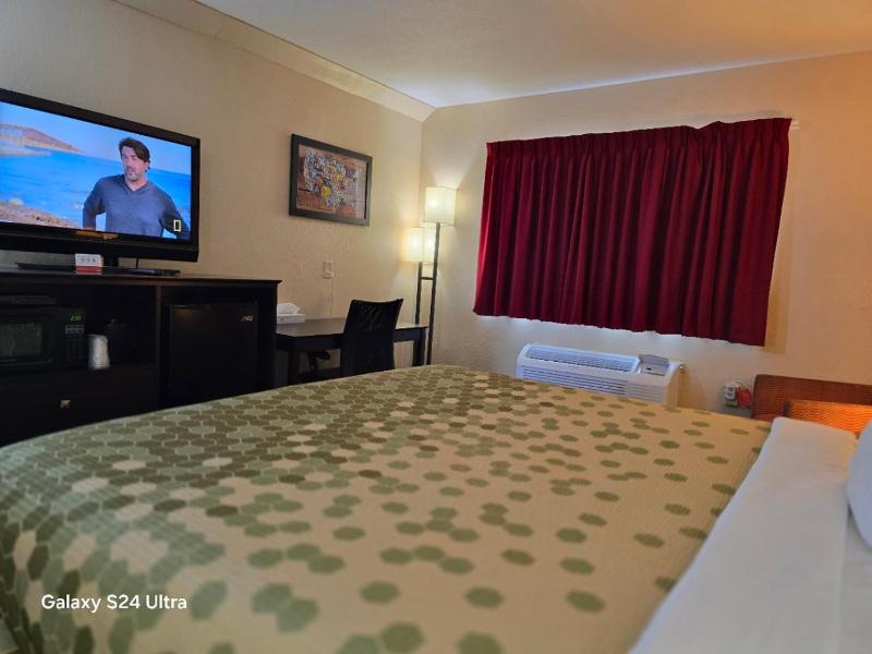 King Room - Non-Smoking image 3