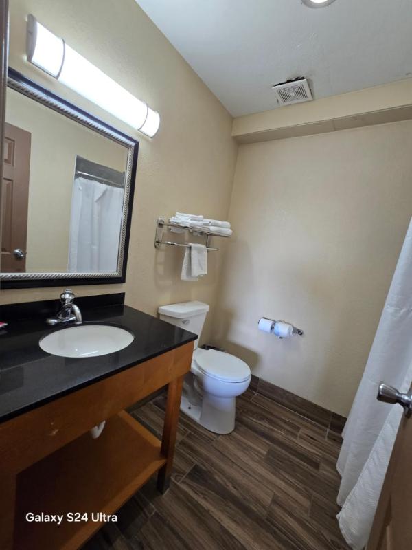 Queen Room - Non-Smoking image 4