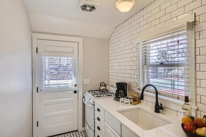 Queen Suite with Full Kitchen image 2