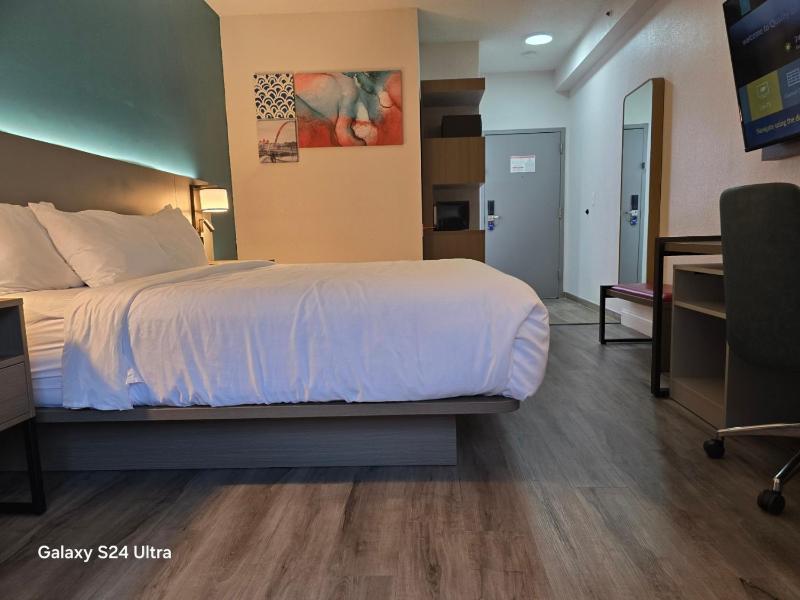 King Room - Non-Smoking image 3