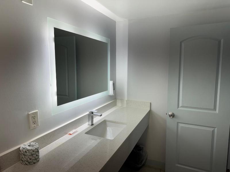 Deluxe Double Room with Sea View image 2