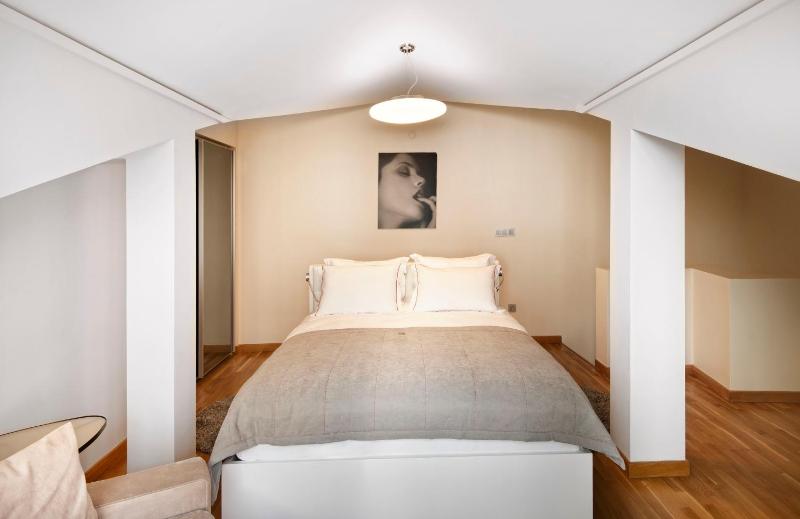 Deluxe Duplex Suite image 2