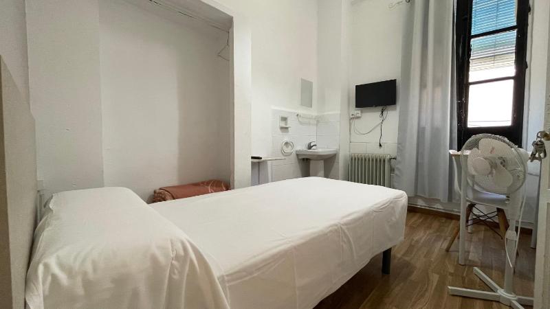 Basic Single Room with Shared Bathroom image 2