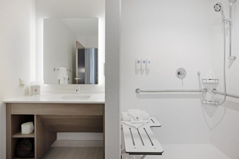 King Room - Disability Access/Non Smoking/Interior Corridor image 2