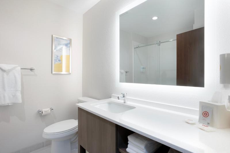 King Suite - Non Smoking/Interior Corridor image 1