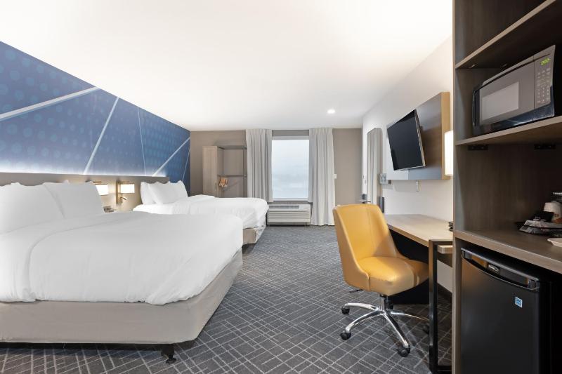 Quadruple Room with Two Queen Beds - Disability Access/Non Smoking/Interior Corridor image 2