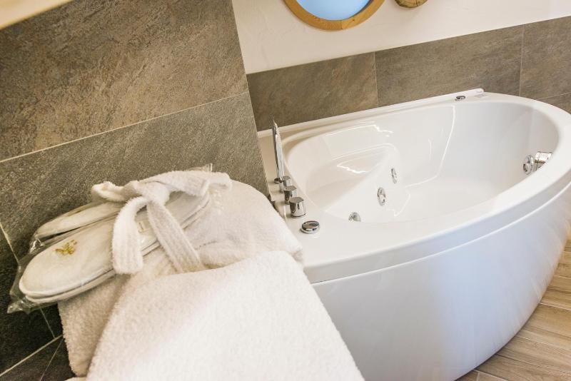 Suite with Hot Tub image 4