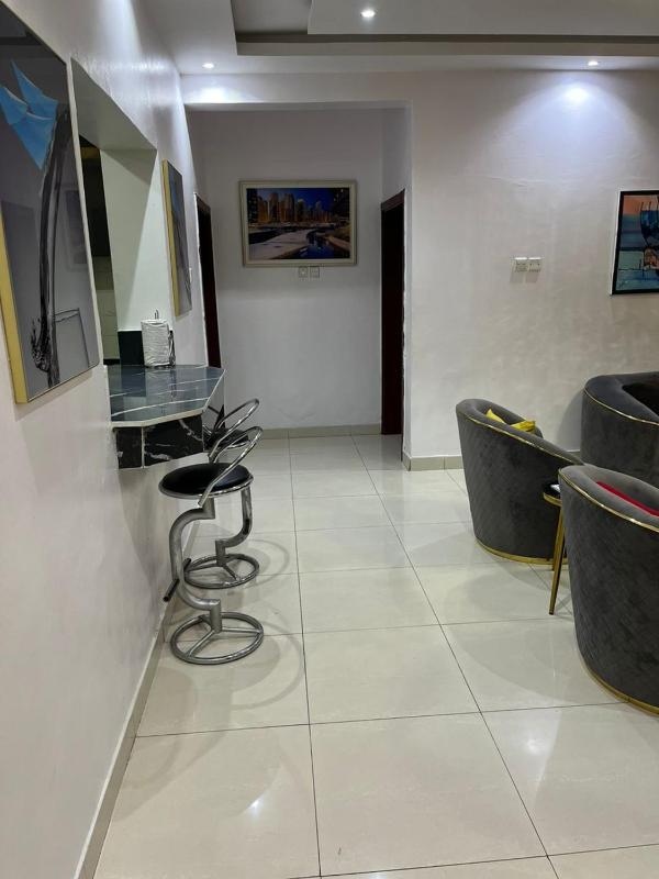 Tastefully furnished 2 and 3 bedroom At Cromwell Estate chevron lekki with PS5 bathtub Netflix 24hrs electricity - image 7