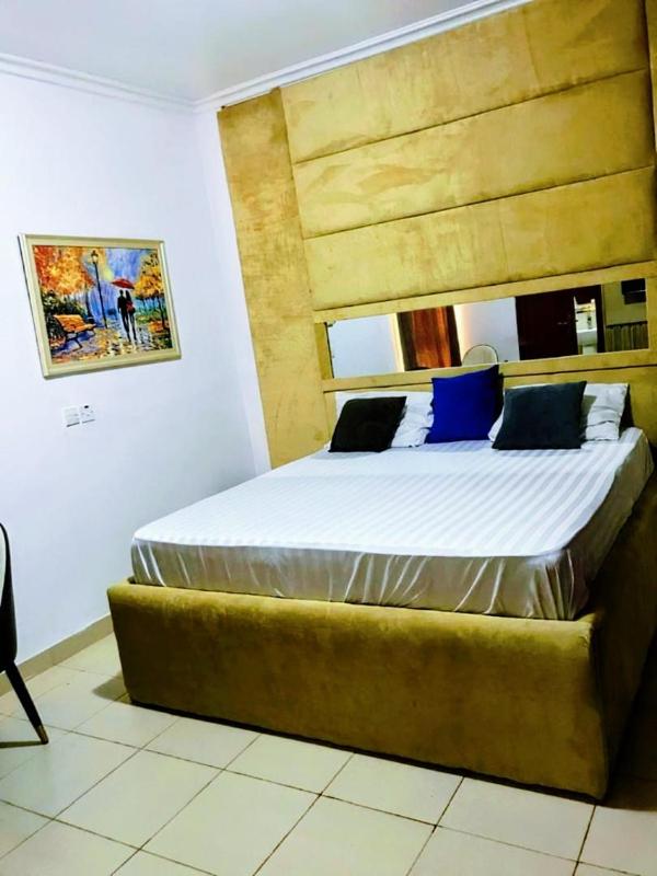 Tastefully furnished 2 and 3 bedroom At Cromwell Estate chevron lekki with PS5 bathtub Netflix 24hrs electricity - image 3